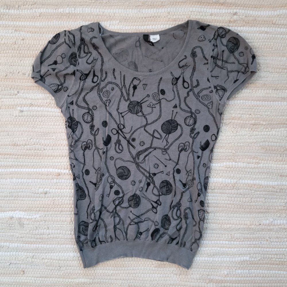 H&M Sewing Knitting Novelty Print Short Sleeve Grey Sweater in Size 6